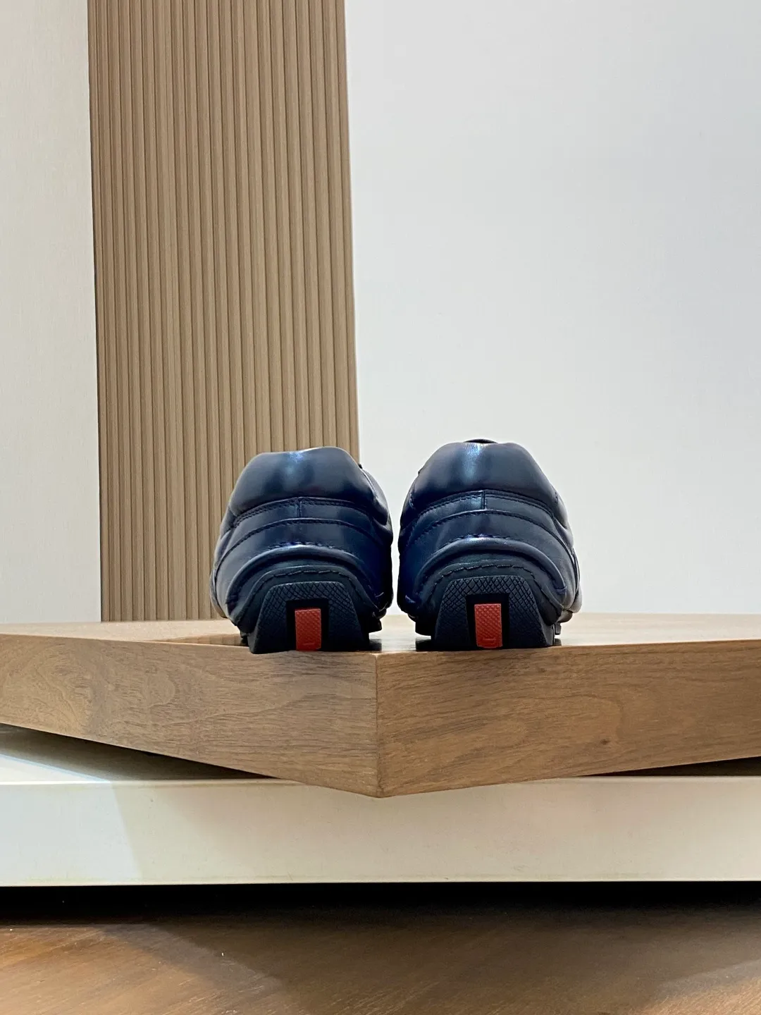 Men's Men's Shoes 💰800 Prada/Prada Men's Leather Casual Sports Shoes, a hot product made in Guangzhou! Made of imported calfskin splicing upper, three-dimensional geometric segmentation, precision manufacturing, uniform stitching, leather texture at a glance, multi-color splicing, fashionable and generous, soft, comfortable and breathable, decorated with PRADA letter logo on the outside, classic letter logo on the tongue, fabric strap on the heel, P family's classic sports shoe type, with fabric lining, silver logo cowhide foot pads, and P family's exclusive rubber outsole. The details are carefully crafted, making it a versatile item for travel! Comes with original box and dust bag! Multiple colors available! Size: 39-40-41-42-43-44 standard leather shoe size (38, 45 customized ¥)